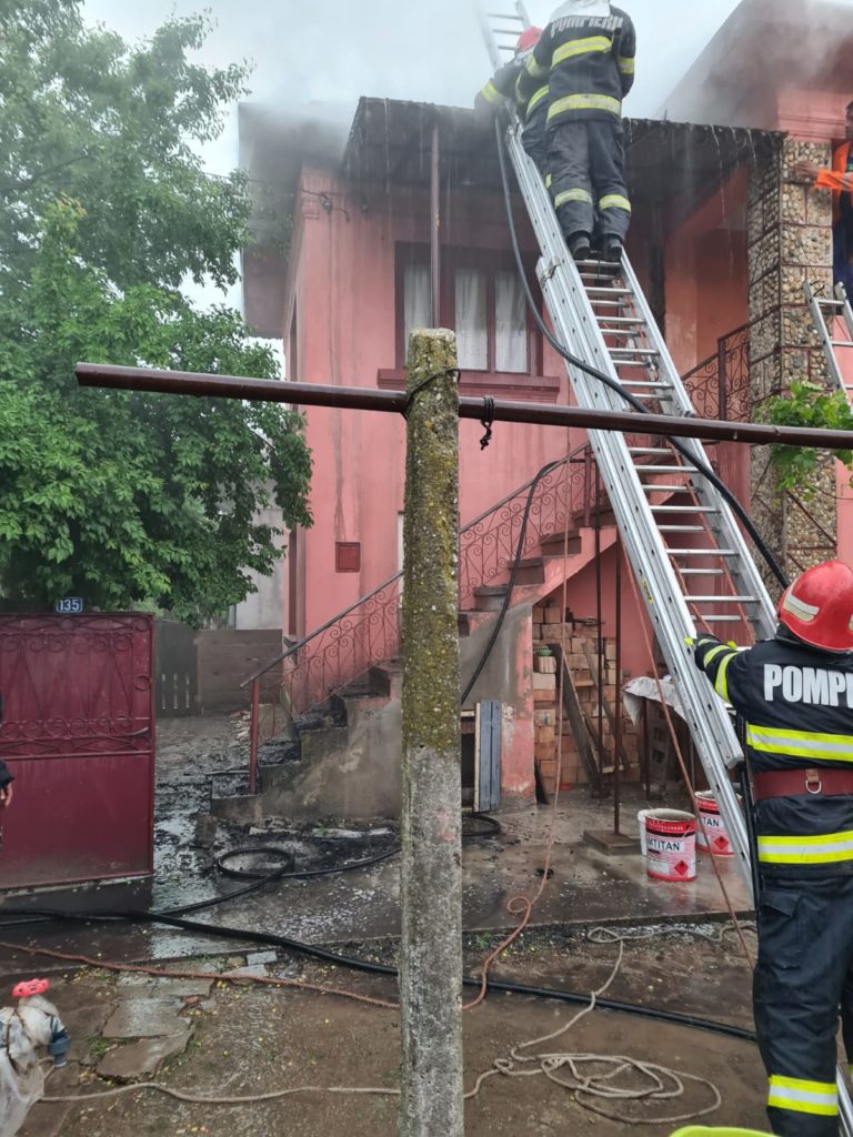 Dolj: Casă lovită de trăsnet în Albești