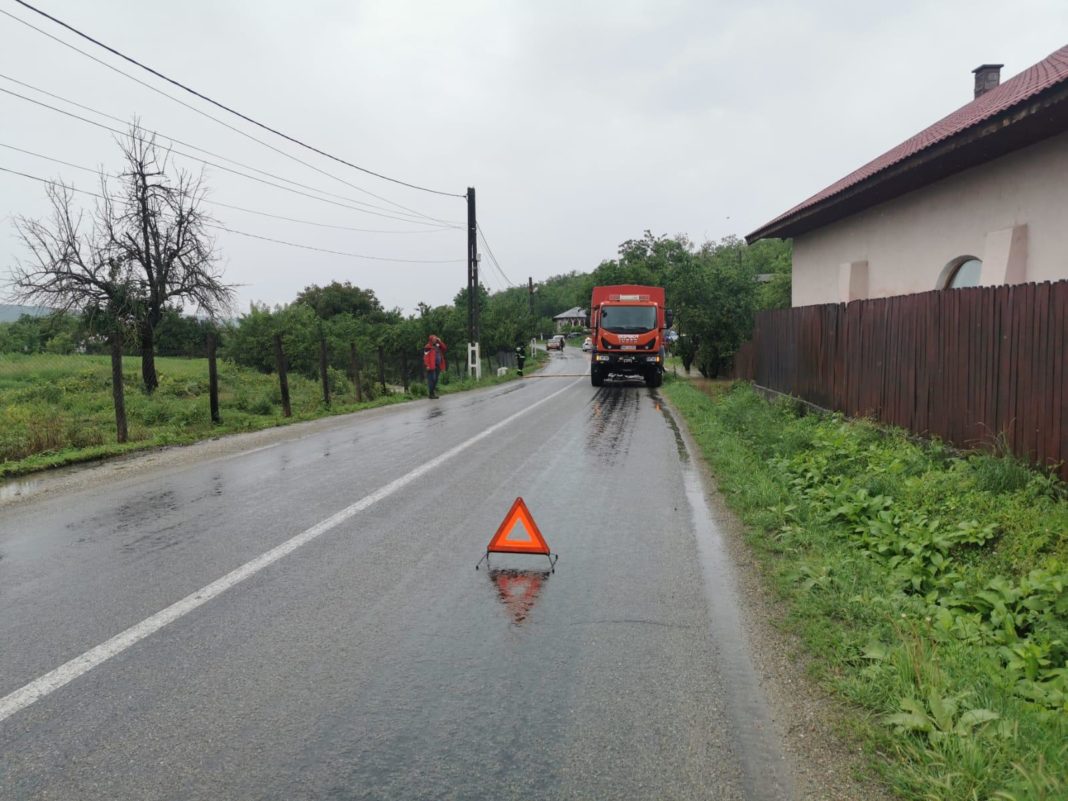 Pompierii au evacuat apa din două gospodării din Târgu Jiu și Jupânești