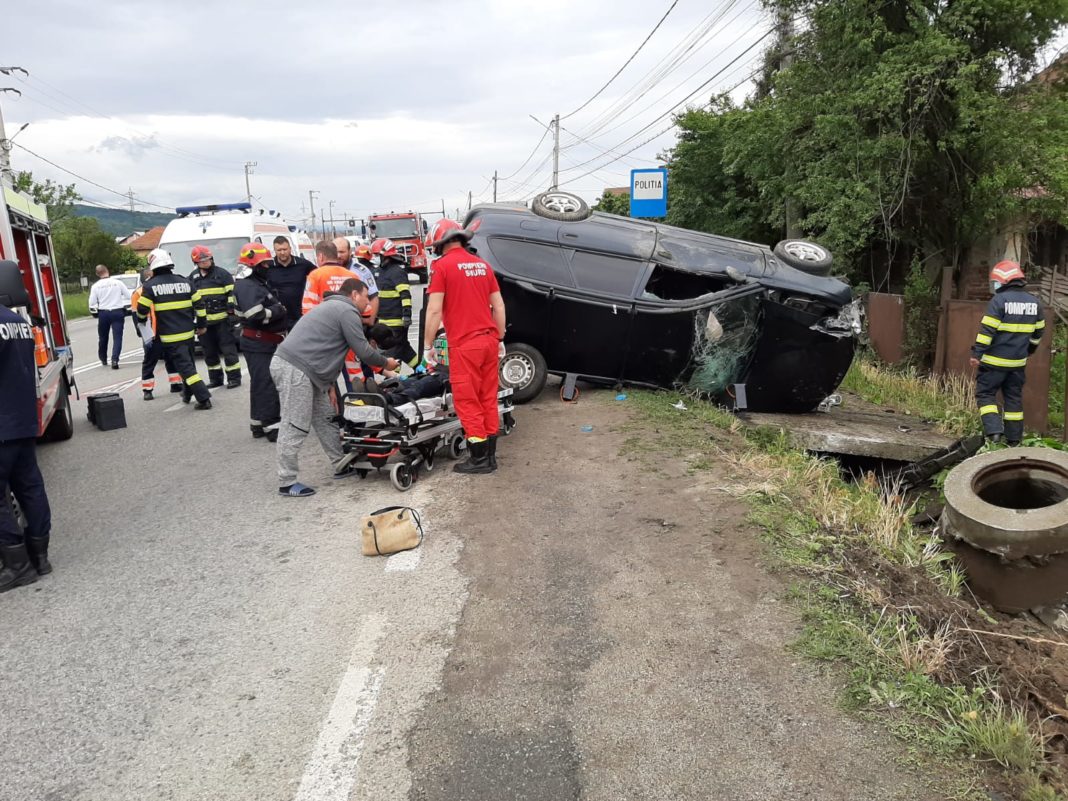 Autoturism răsturnat, în pericol de incendiu. O persoană, încarcerată