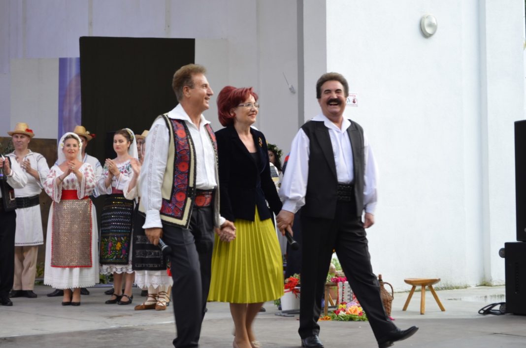 (Galerie Foto) Ansamblul ,,Maria Tănase”, surpriză neașteptată pentru publicul craiovean