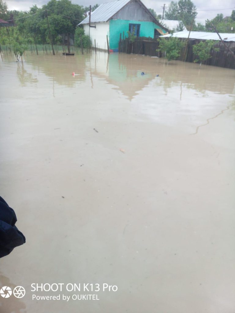 Vâlcea: Gospodării inundate în Lungești
