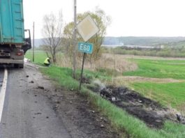 Motociclist mort după ce a intrat într-un camion (sursa foto: antena3.ro)