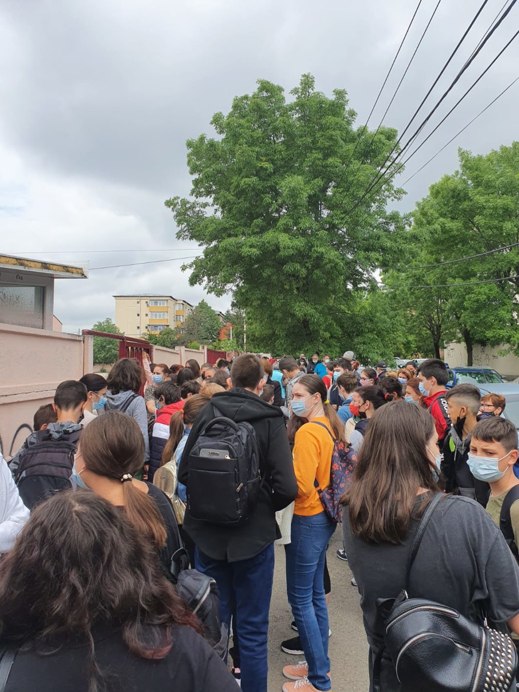 Înghesuială în faţa Liceului 