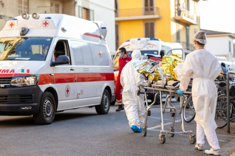 Un român din Italia i-a dat foc concubinei însărcinate