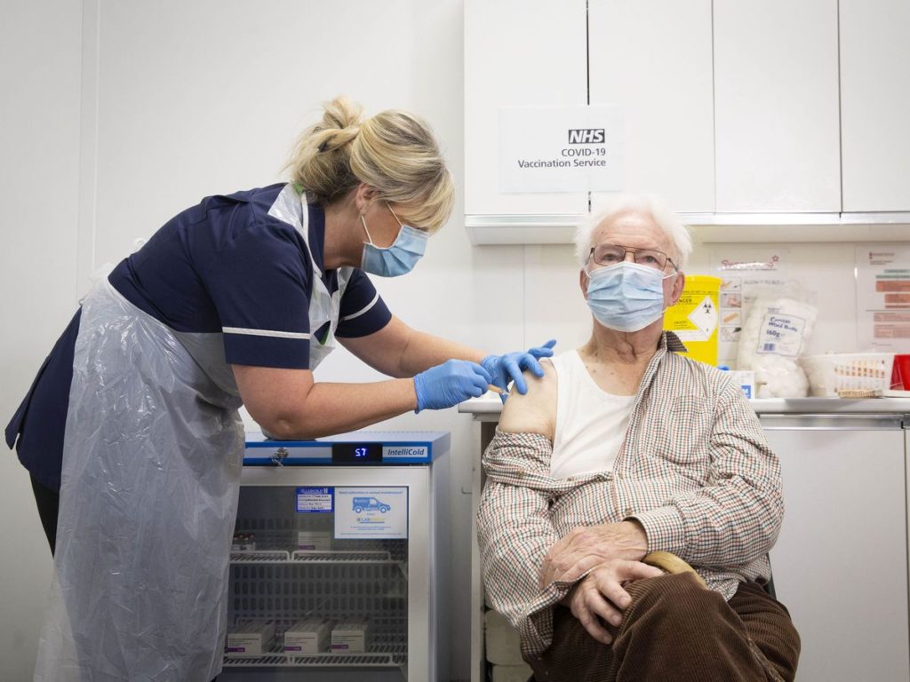 Britanicii peste 50 de ani vor putea face al treilea vaccin anti-Covid