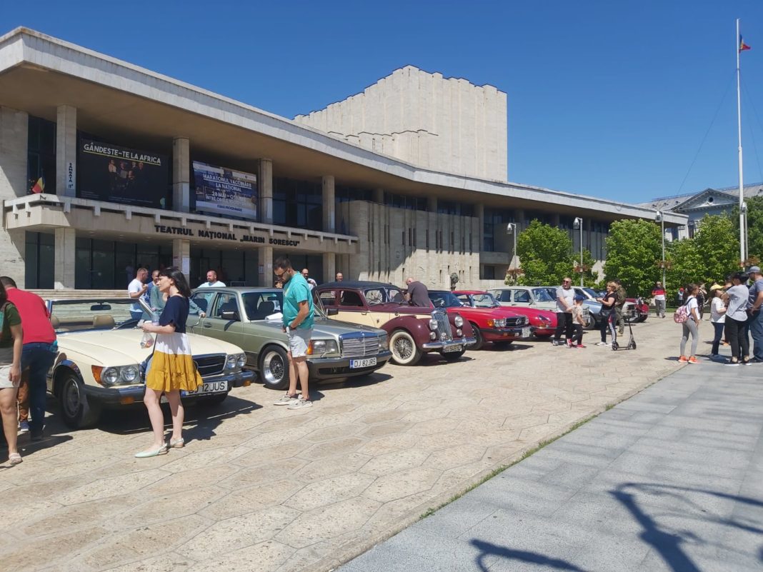 Mașini de epocă pe esplanda Teatrului Național din Craiova