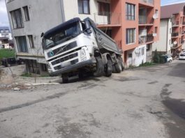 O basculantă cu 30 tone de nisip s-a răsturnat peste balconul unui apartament