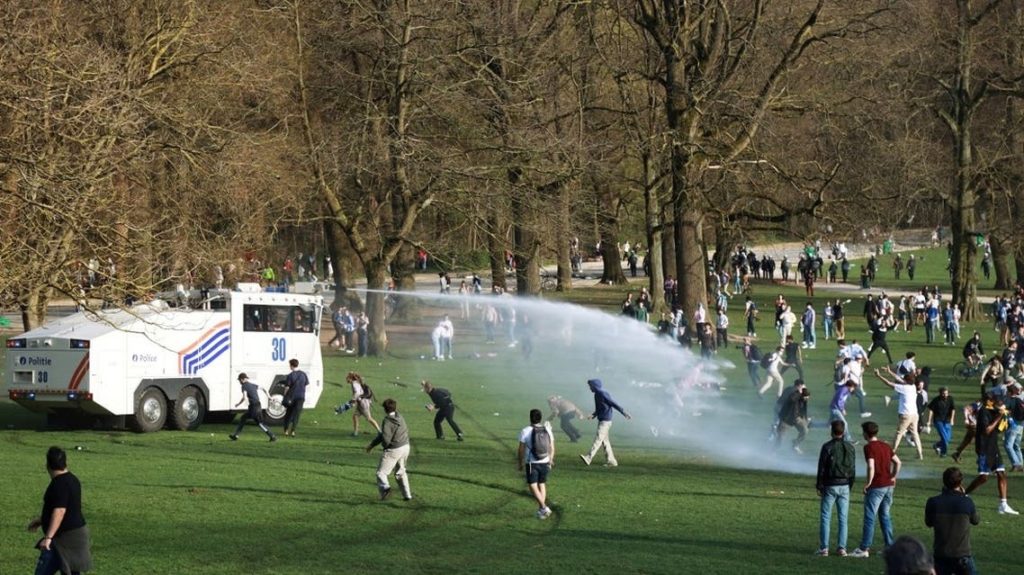 132 de persoane arestate în timpul unei petreceri-protest, la Bruxelles