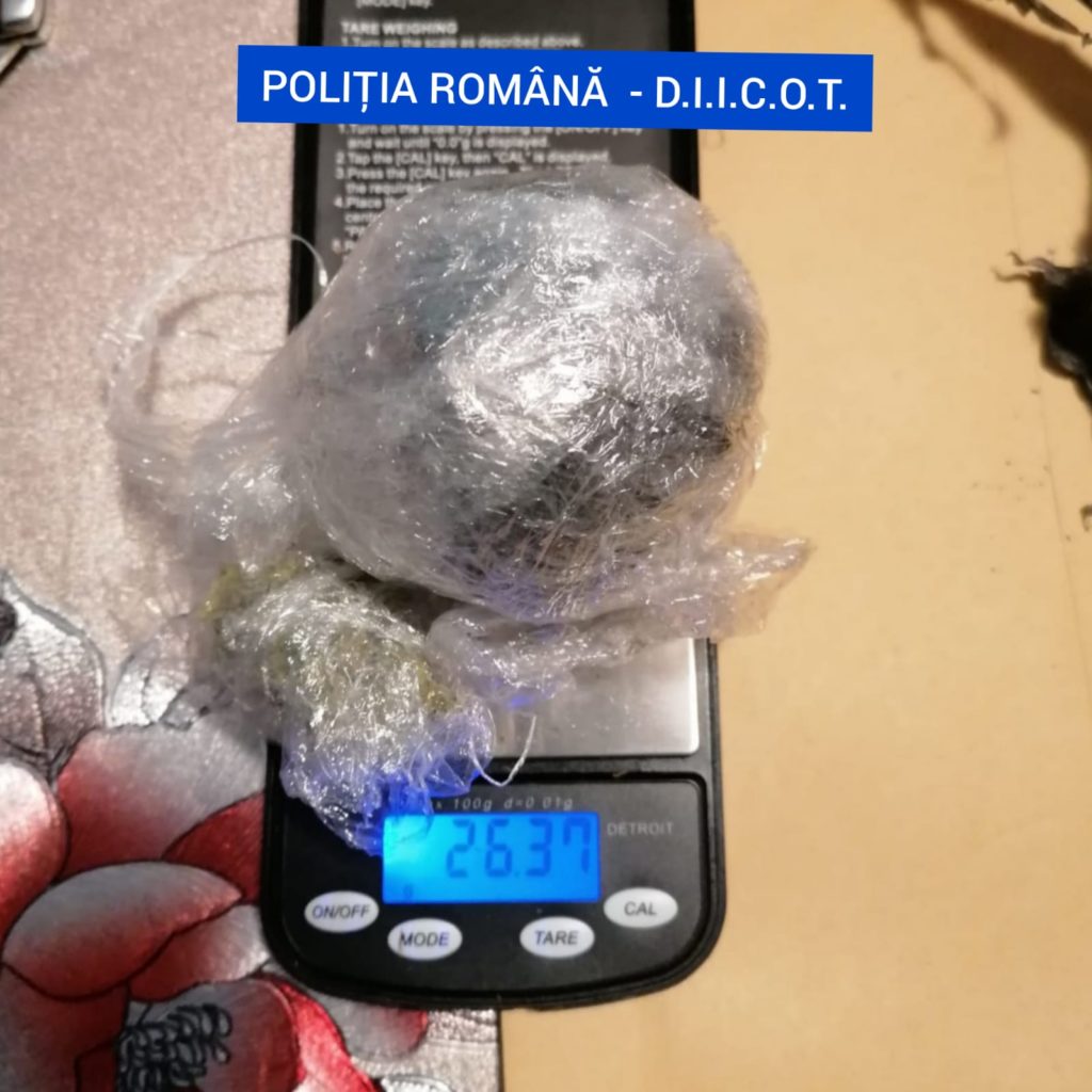 Trei doljeni, reţinuţi pentru trafic de droguri   şi contrabandă