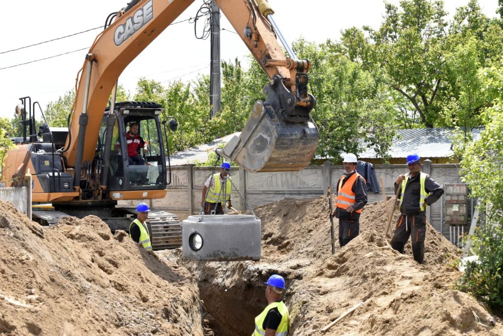 În Craiova continuă lucrările de introducere a reţelei de canalizare, în cadrul Masterplanului de apă şi apă uzată al Doljului