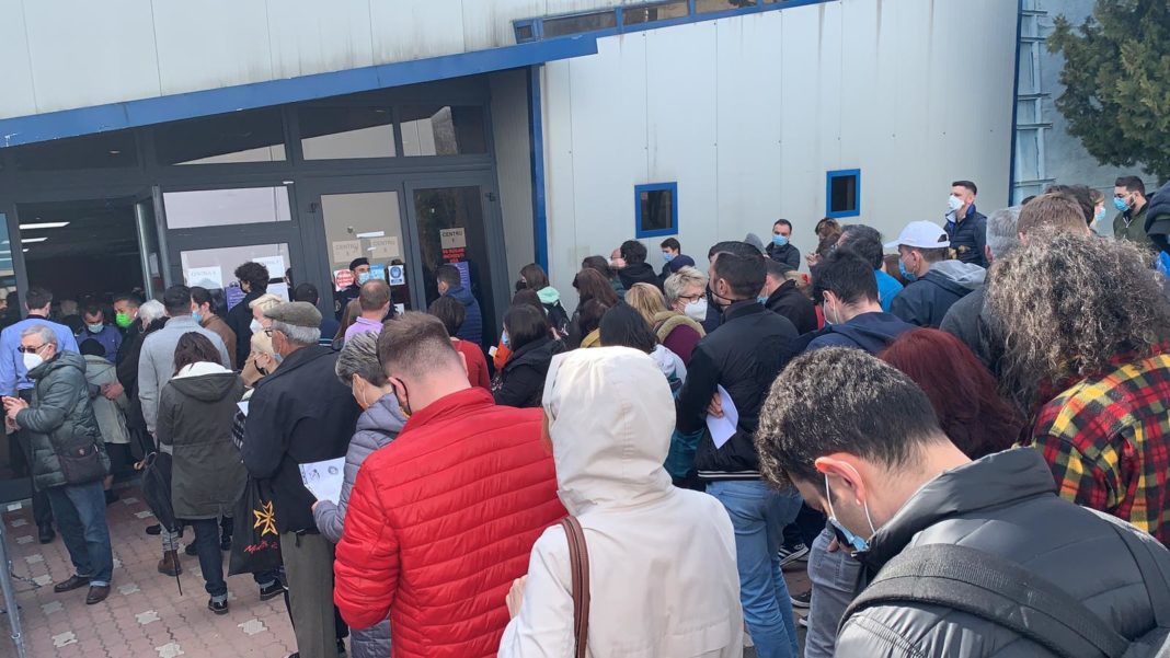 Cozi la centrele de vaccinare, după ce s-a blocat platforma electronică