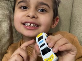 Un copil de 4 ani și-a salvat mama sunând la numărul de urgență scris pe mașina lui de jucărie