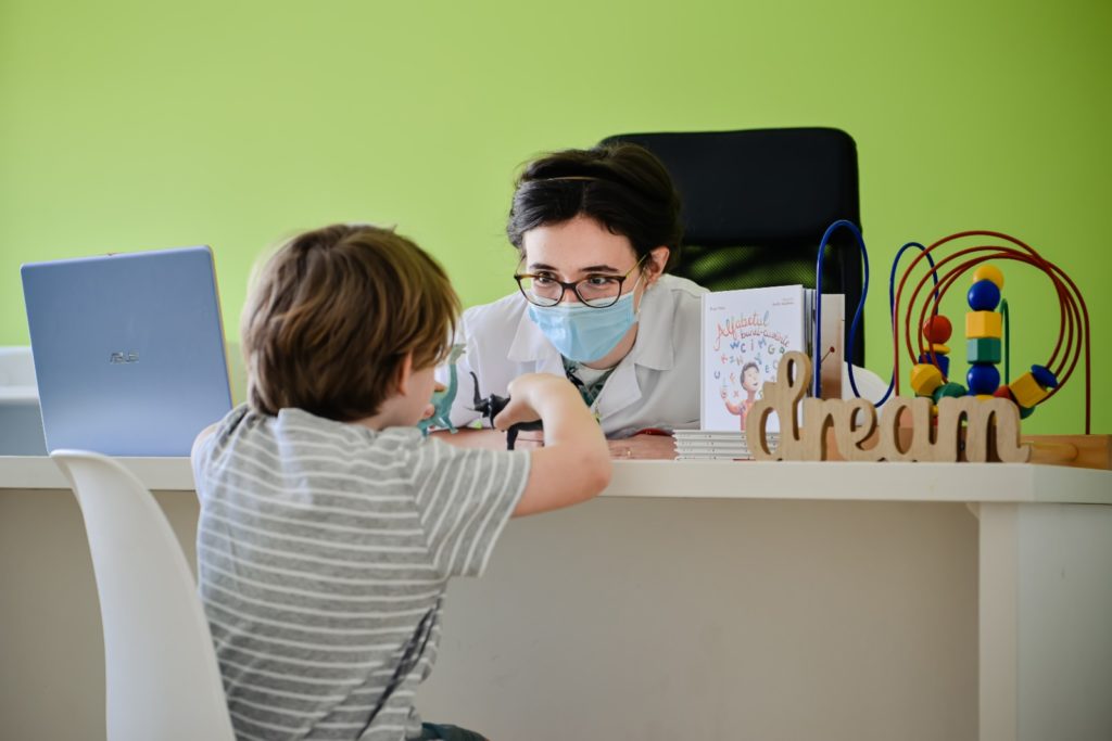Pediatru Diana Belu, despre beneficiile BLW şi cum acţionăm când copilul se îneacă