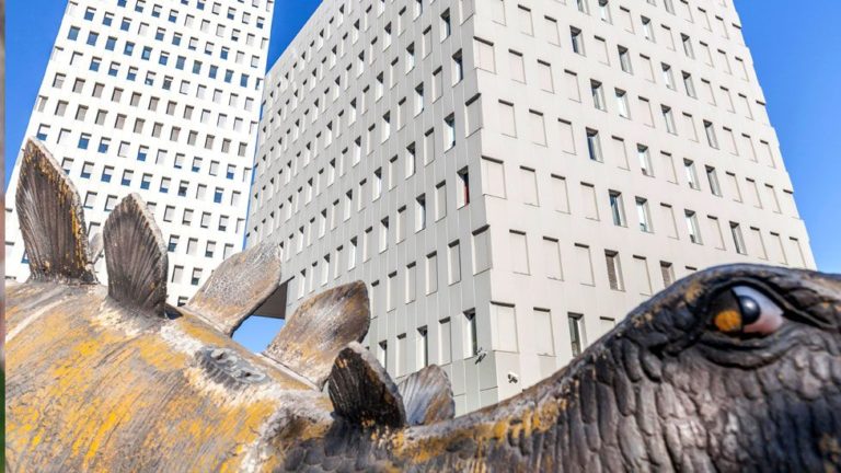 Spania: Cadavrul unui bărbat, descoperit în statuia unui dinozaur