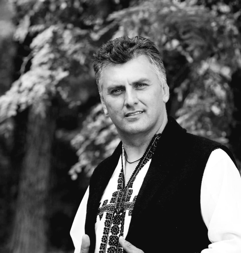 Un cântăreț de muzică populară a murit după ce a fost lovit de o mașină, la Horezu