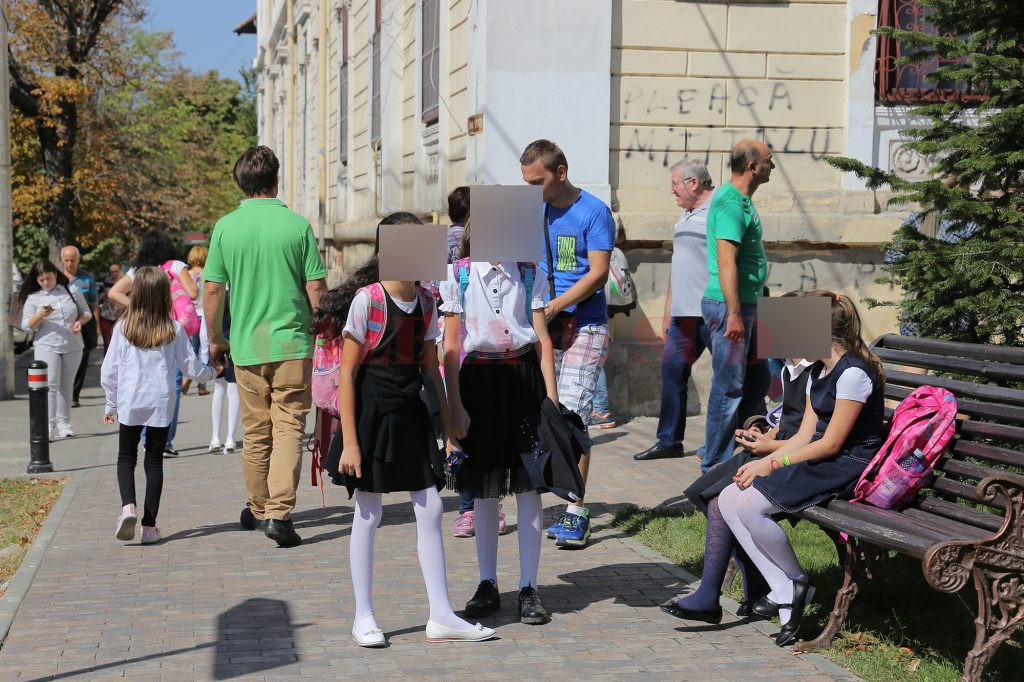 Surse: De luni, toţi elevii din Craiova vor reveni la şcoală