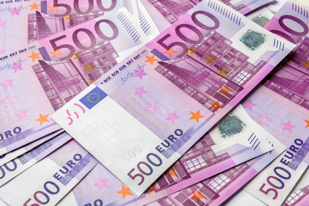 Un bărbat a furat 170.000 de euro și i-a îngropat în curtea casei
