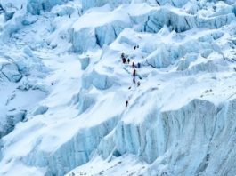 Doi alpinişti străini, un american şi un elveţian, au murit pe Muntele Everest