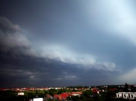 Avertizări de furtună pentru localităţi din Oltenia