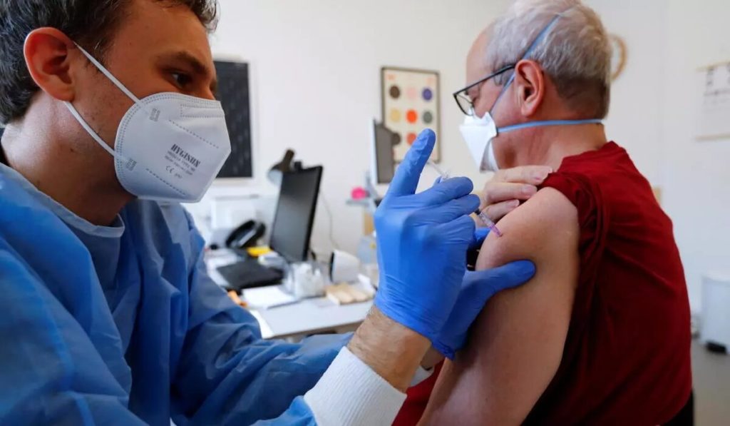 COVID-19: Simptome care arată dacă ai făcut boala după vaccin