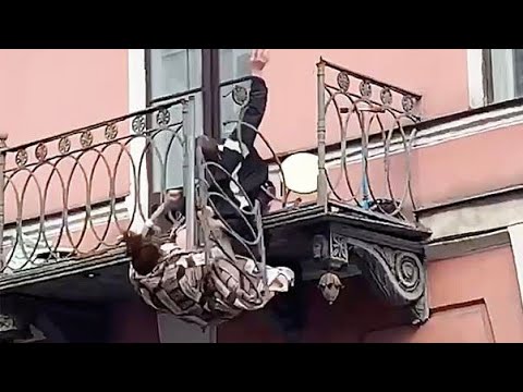 (VIDEO) Momente terifiante. Au căzut de la 8 metri, după ce s-a rupt balustrada balconului