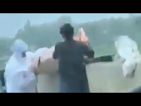 (VIDEO) Cadavrul unei persoane decedate de Covid-19, aruncat într-un râu din India