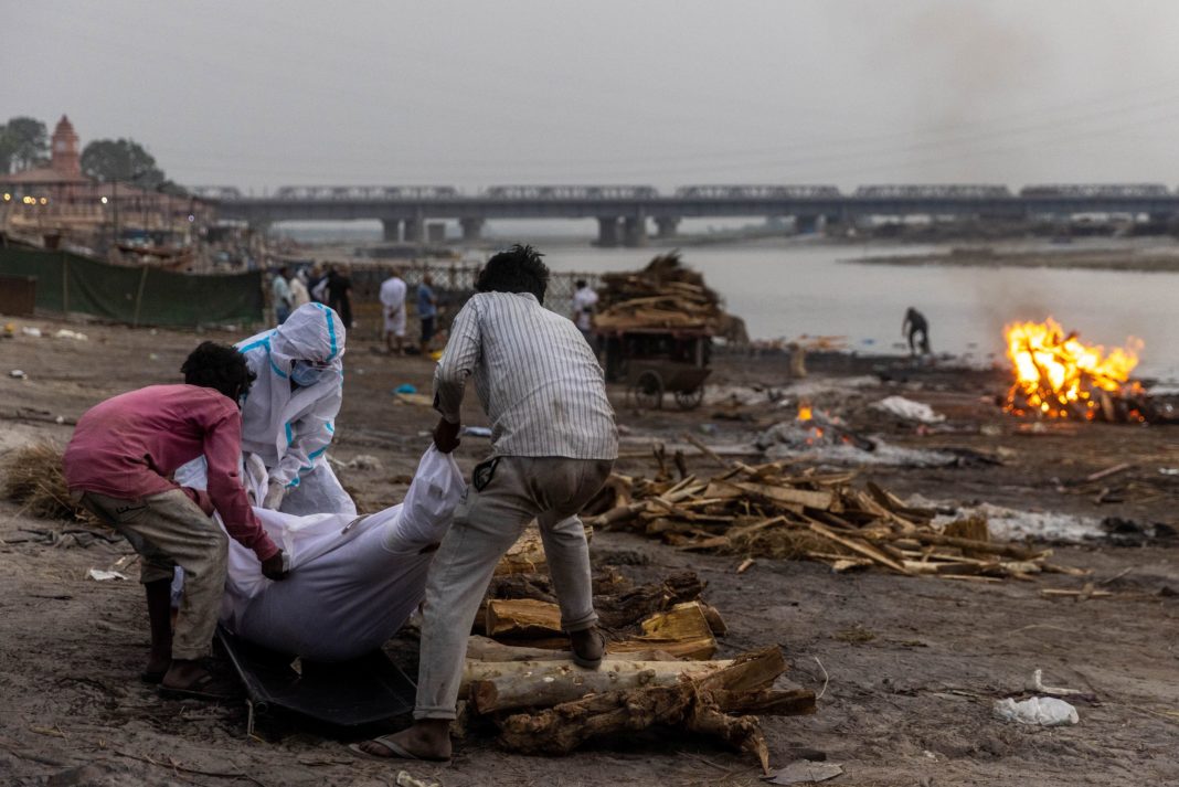 Indienii vor să pescuiască cu plasa morţii de Covid aruncaţi în Gange