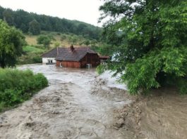 Ploi torențiale în jumătate de țară, inundații în Bihor