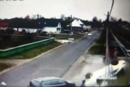 (VIDEO): Un șofer beat s-a răsturnat cu mașina după ce a izbit un gard