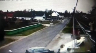 (VIDEO): Un șofer beat s-a răsturnat cu mașina după ce a izbit un gard