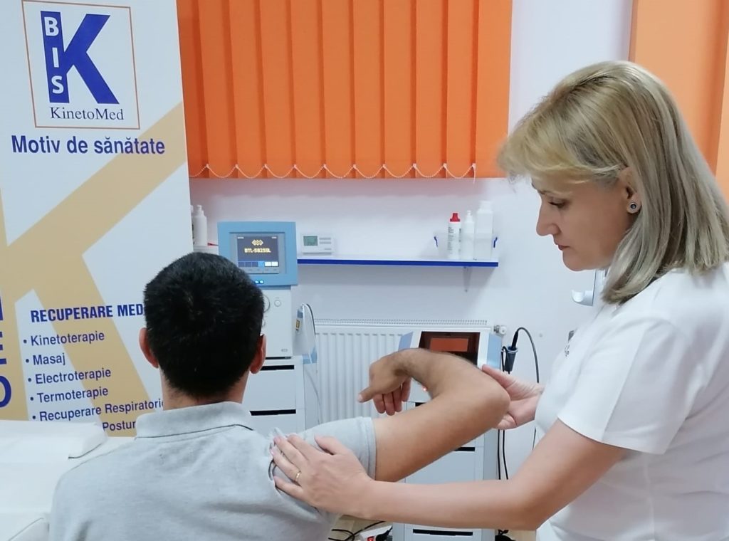 De ce ne doare umărul şi care este terapia inovatoare care poate trata cauza