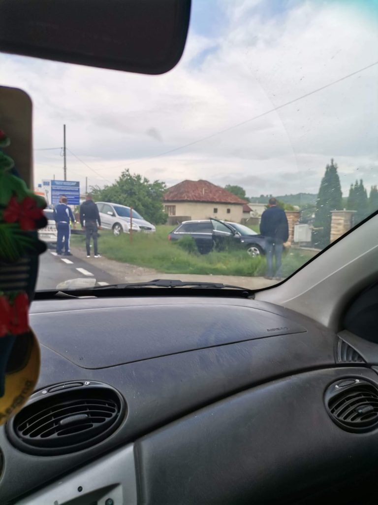 Gorj: Un șofer a intrat cu mașina într-un gard