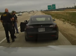 Șoferul unui autoturism Tesla pe pilot automat, surprins dormind la volan