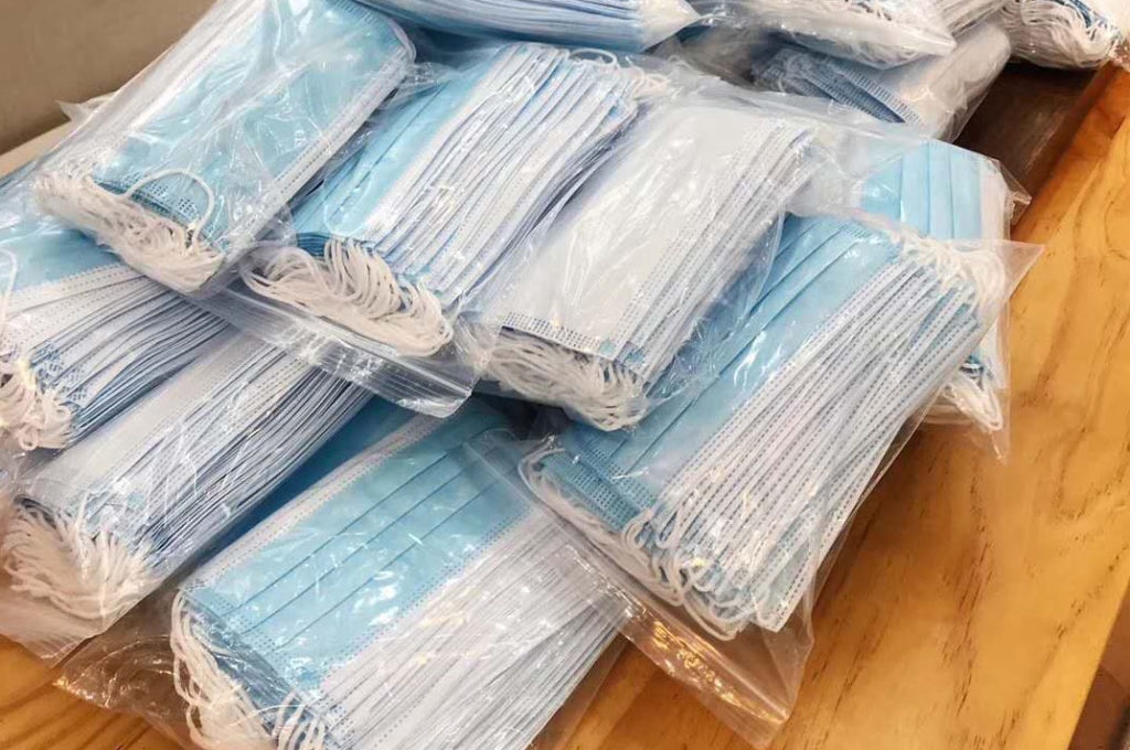 Peste 600 de mii de măşti de protecţie zac la Sala Polivalentă din Craiova