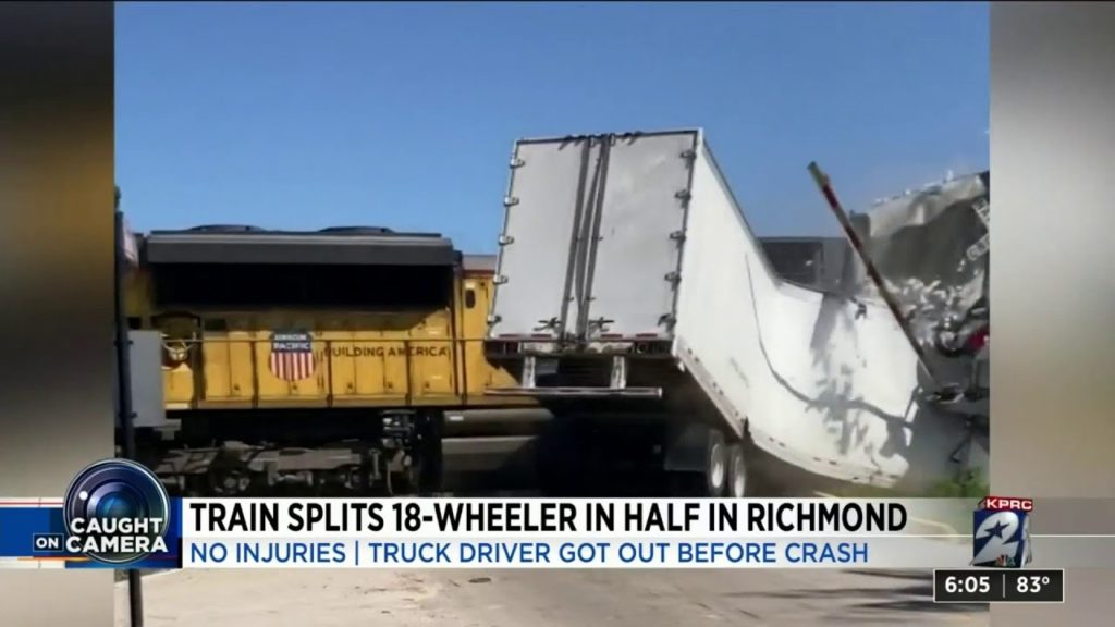 Video: Un camion rupt în două de un tren