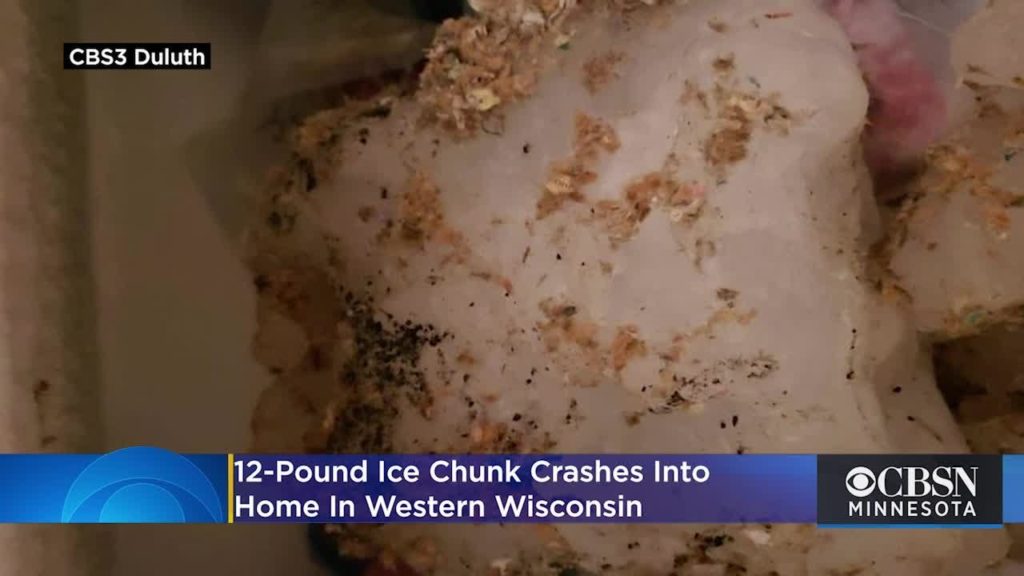 (VIDEO) O bucată de gheață de 6 kilograme a spart acoperișul unei case din Wisconsin
