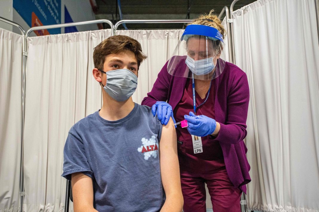 Vaccinul Pfizer este în prezent autorizat în Statele Unite pentru persoanele de 16 ani şi peste această vârstă