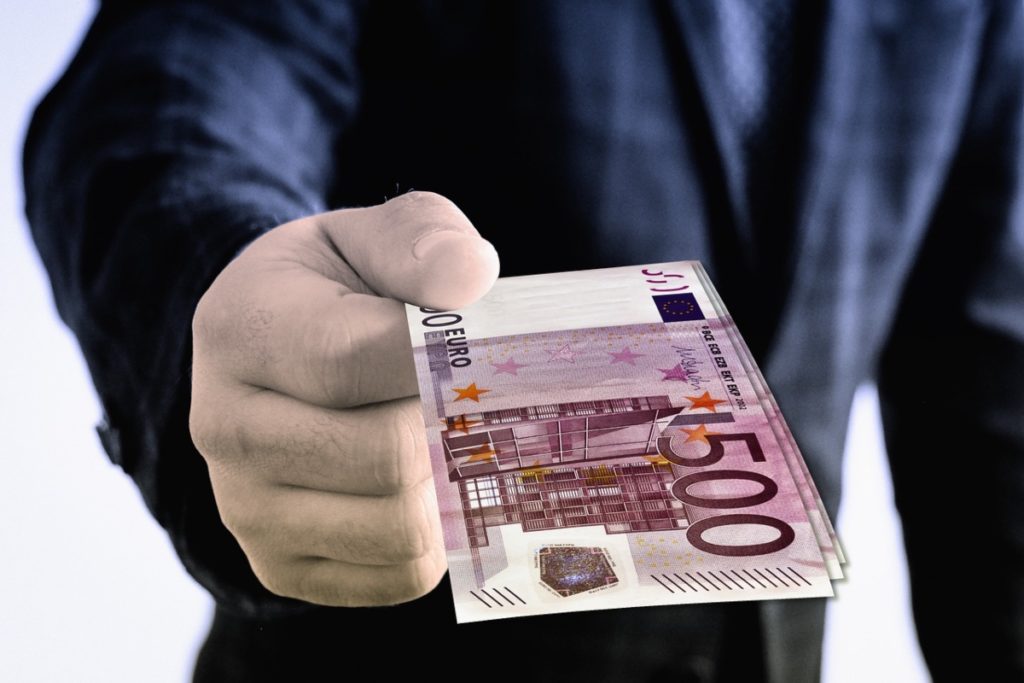 Doi comisari din cadrul ANPC Argeș, arestați preventiv pentru luare de mită