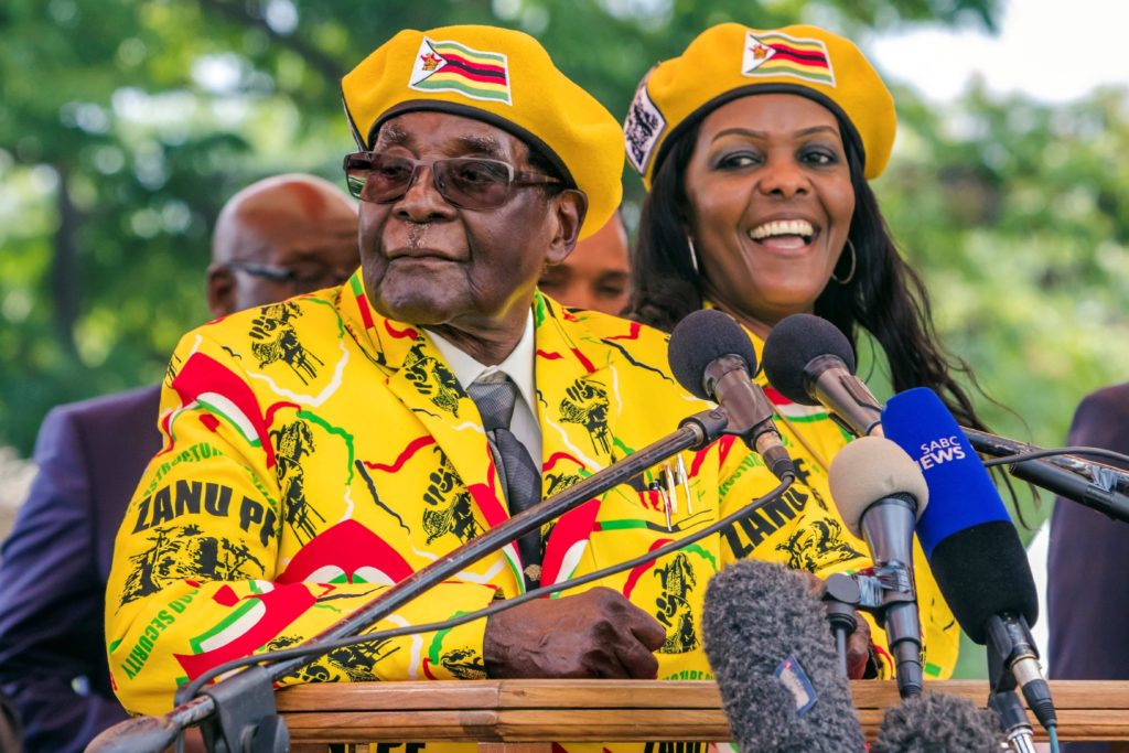 Robert Mugabe va fi deshumat. Văduva, amendată cu cinci vaci și o capră