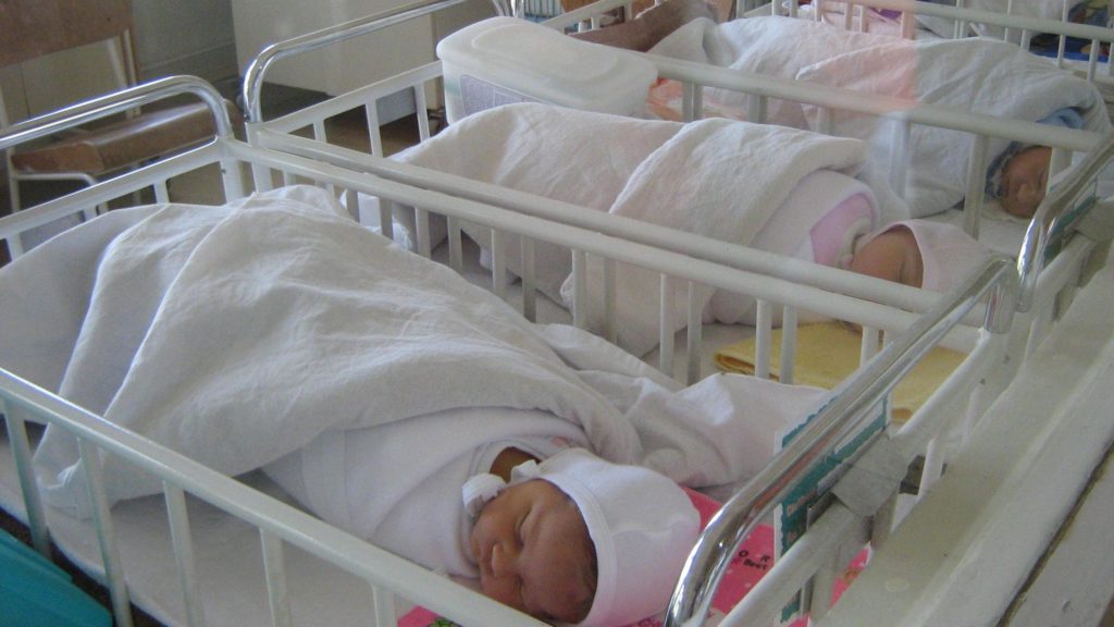 Numărul copiilor născuți în România anul trecut a fost cel mai mic înregistrat din 1930 până în prezent