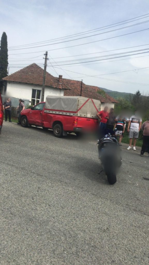 Un motociclist și un pasager, grav răniți