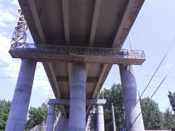 Lucrările la podul peste triaj din zona Consul sunt în grafic. La partea de infrastructură (sub pod) s-a ajuns cu lucrările la jumătate.