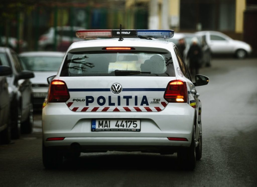 Lăutari reţinuţi pentru înşelăciune, fals şi fals în declaraţii