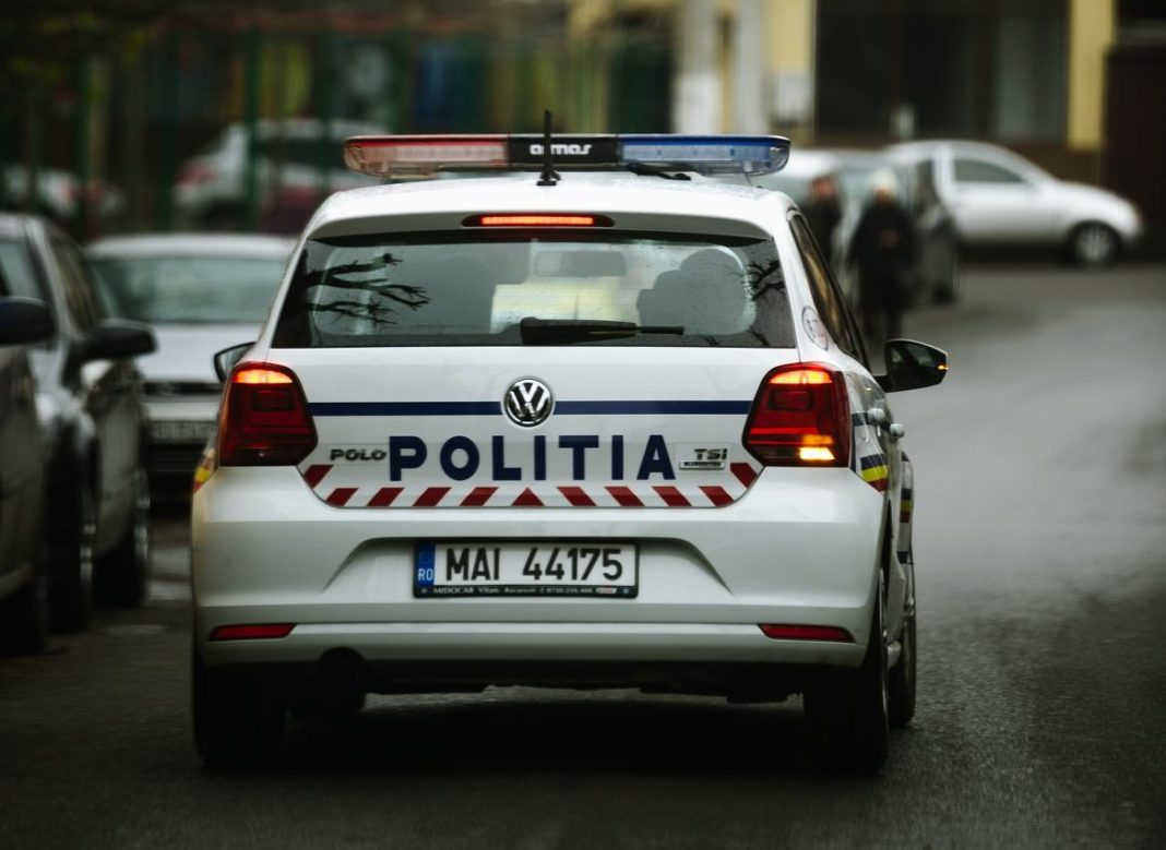 Şofer agresiv, scos cu forţa din maşină de poliţişti