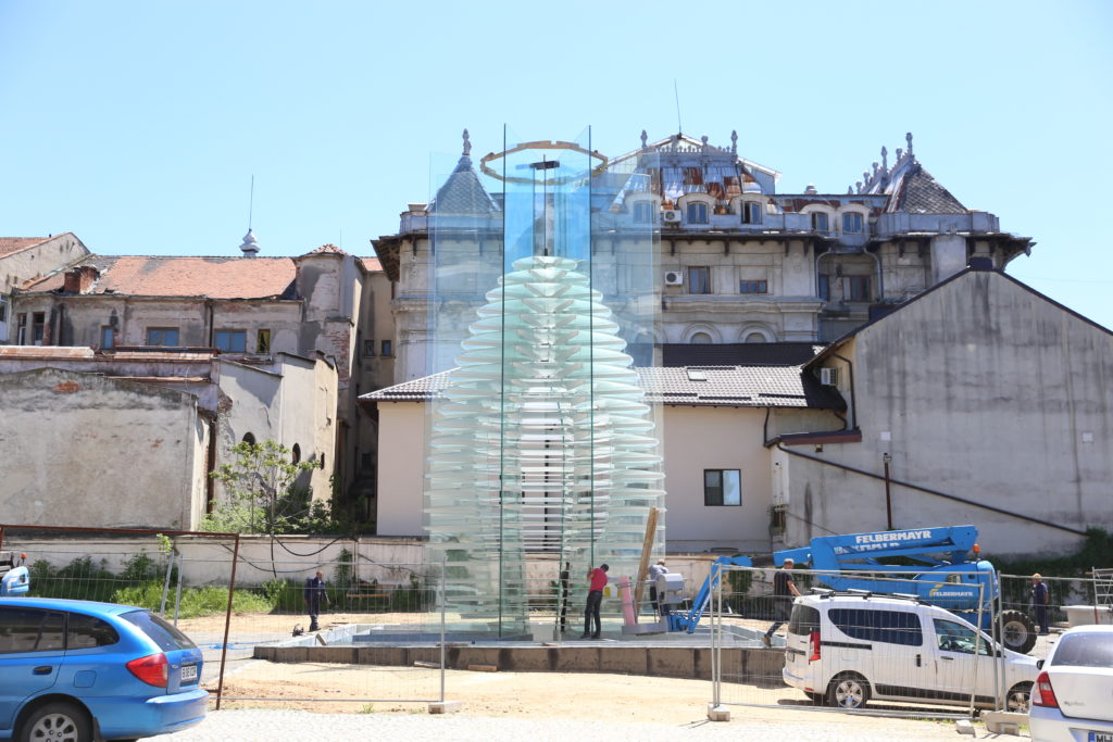 Se reiau lucrările la prisma dedicată lui Constantin Brâncuși. Centrul Internaţional „Brâncuși“ ar putea fi inaugurat până la sfârşitul lunii iulie. Foto: Claudiu Tudor