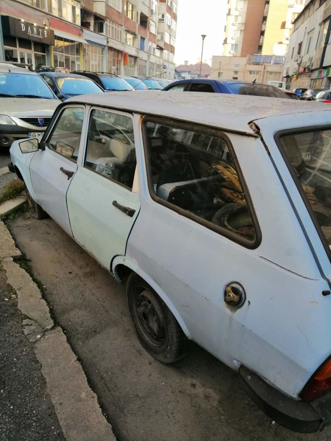 Continuă ridicarea mașinilor abandonate din Craiova