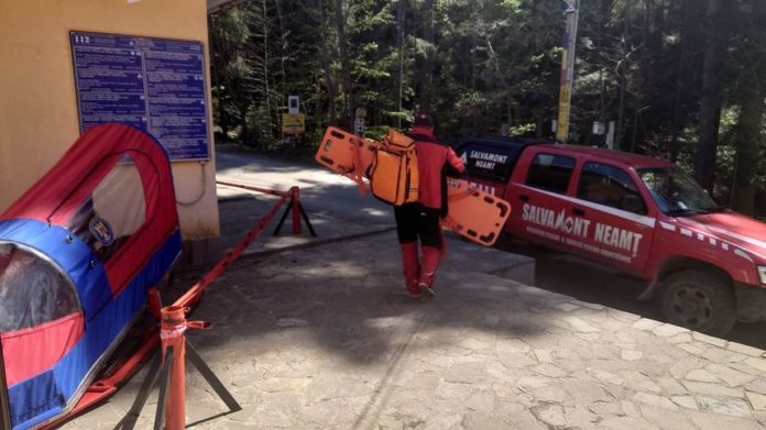 Un bărbat a murit după ce a căzut de pe acoperişul unei stâne