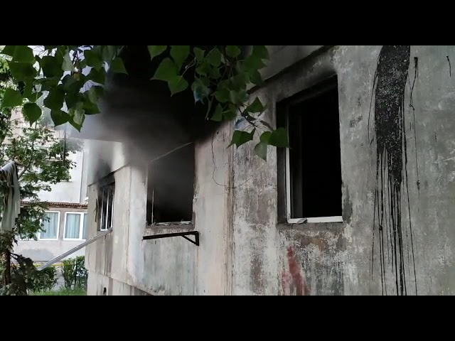 Incendiu într-un apartament din Slatina. Cinci minori și 12 adulți, evacuați