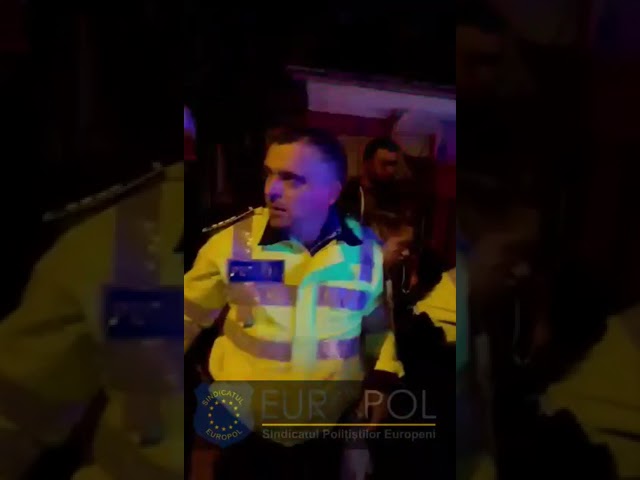 Poliţist lovit cu capul în figură de un şofer băut