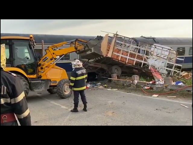 Camionetă încărcată cu zeci de stupi de albine, lovită de tren în Olt